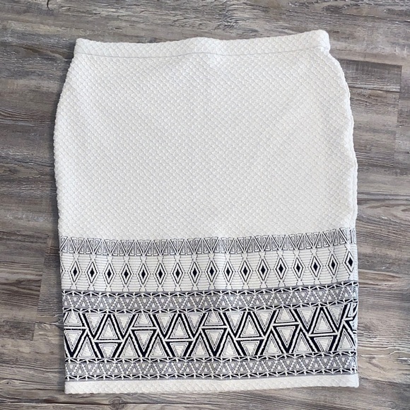 41 Hawthorn Dresses & Skirts - NWOT 41 HAWTHORN Stretchy Embroidered Pencil Skirt L